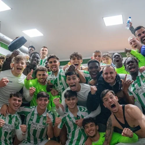 La alegría de Félix Garreta en la celebración del Betis Deportivo tras ganar el derbi de filiales