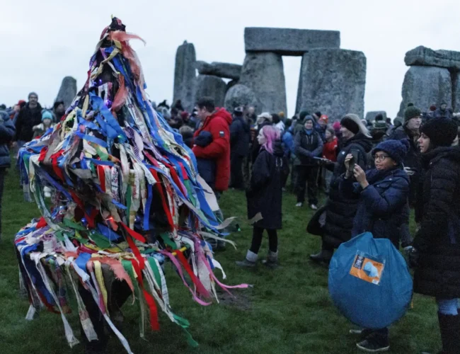 Miles de personas celebran en Stonehenge un solsticio de invierno mágico