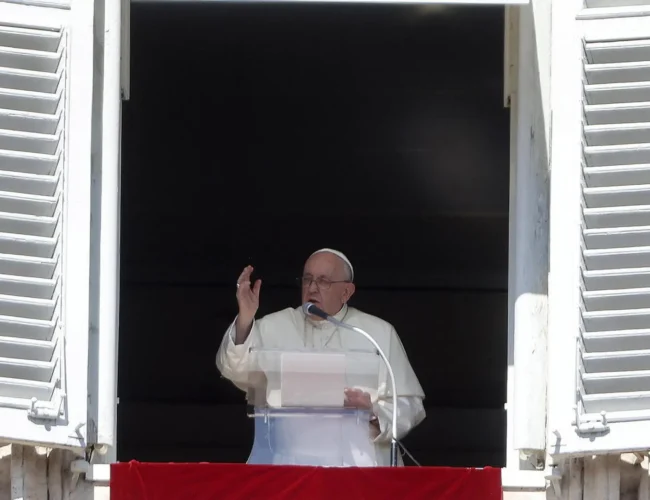 Un fuerte resfriado evita que el papa se asome este domingo a la ventana del Palacio Apostólico para rezar el Ángelus