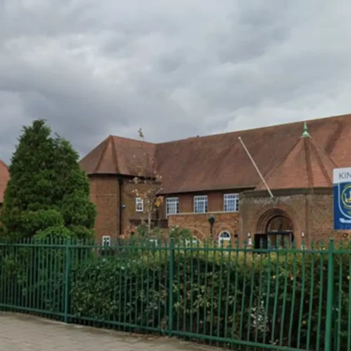 Detienen a un joven de 13 años por el apuñalamiento a dos menores en un colegio en Londres: los heridos están en estado grave