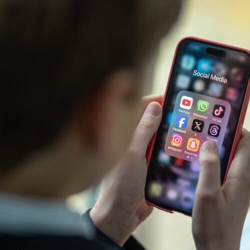 Starmer acelera sus planes para prohibir el acceso a las redes sociales de los menores de 16 en el Reino Unido