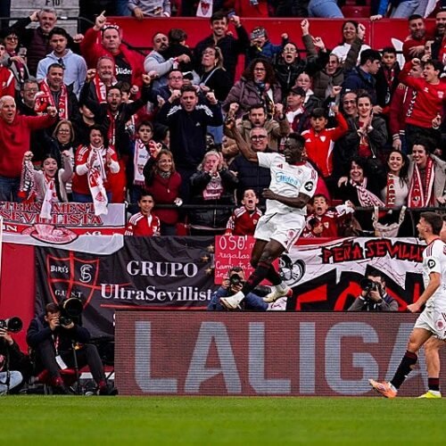 Puntito a puntito, sin cortarse, el Sevilla se aferra a sus garantías