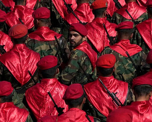 Los dos ejércitos antagónicos de Irán, el país que vive en guerra contra el mundo desde 1980