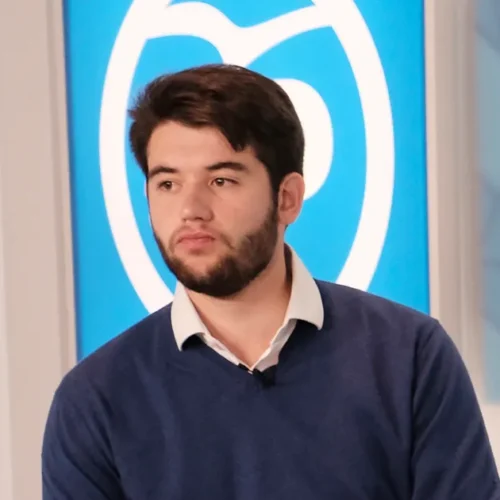 El ‘número dos’ de Nuevas Generaciones abandona el PP y pide «sin rodeos» el voto para Vox, «donde España se defiende sin complejos»