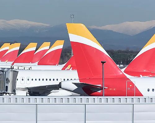 Iberia y los sindicatos firman el acuerdo para un ERE voluntario para 996 empleados