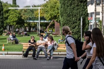 El Gobierno recupera las becas de 900 euros al mes para estudiar en universidades de otra ciudad española que suprimió Rajoy