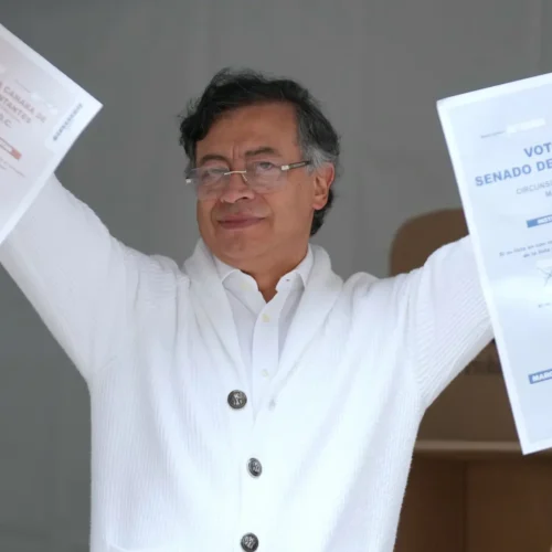 Las elecciones al Senado colombiano colocan a los partidos de Petro y Uribe como las dos principales fuerzas políticas del país