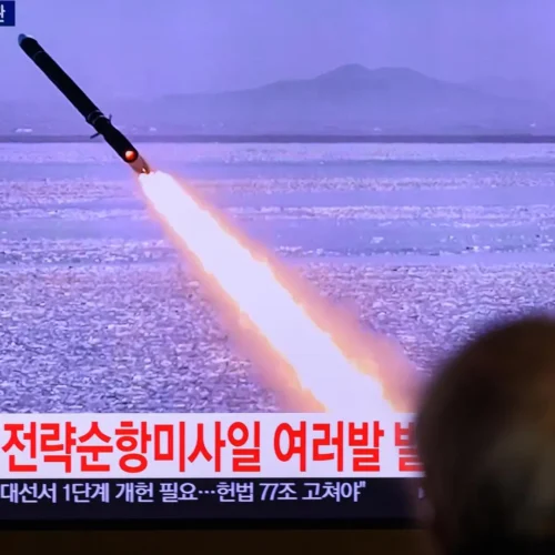 Corea del Norte lanza diez misiles balísticos hacia el mar de Japón