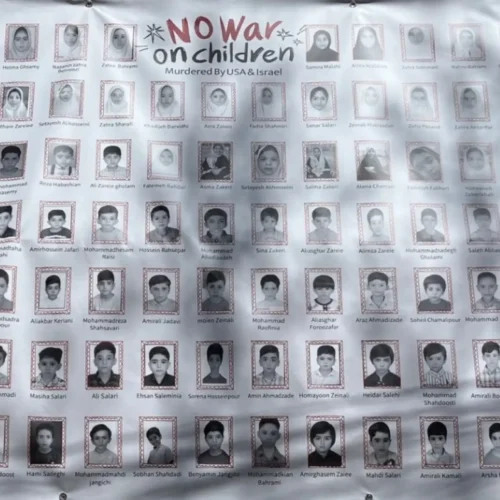 La Embajada de Irán en Madrid recuerda a las víctimas de la escuela de Minab con una gran pancarta en su fachada