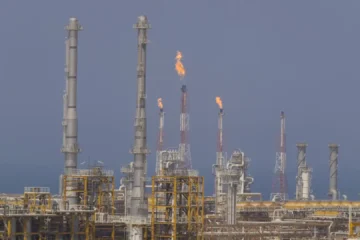 EEUU e Israel bombardean el yacimiento de gas más grande del mundo e Irán lanza ataques contra Qatar, Arabia Saudí y Baréin