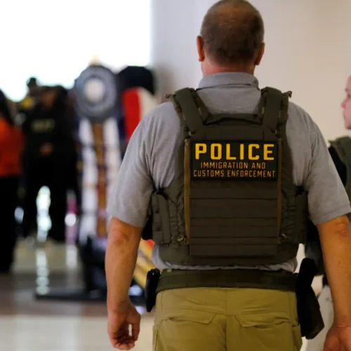 Trump despliega agentes del ICE en los aeropuertos estadounidenses para cubrir la falta de empleados de seguridad