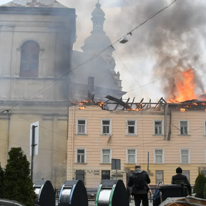 Rusia ataca el centro de Leópolis, incluido un edificio protegido por la Unesco