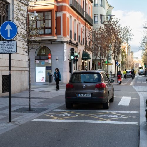 Dos tercios de las 153 ciudades obligadas siguen sin instalar sus zonas de bajas emisiones tres años después