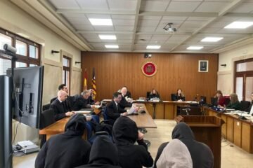 Penas de hasta 13 años de cárcel a ocho jóvenes por una violación grupal en Magaluf que grabaron y difundieron