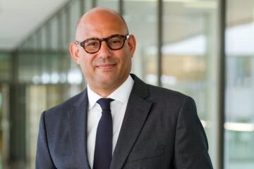 Simon Stiell, jefe de cambio climático de la ONU: “La guerra muestra la necesidad de acelerar la transición hacia las renovables”