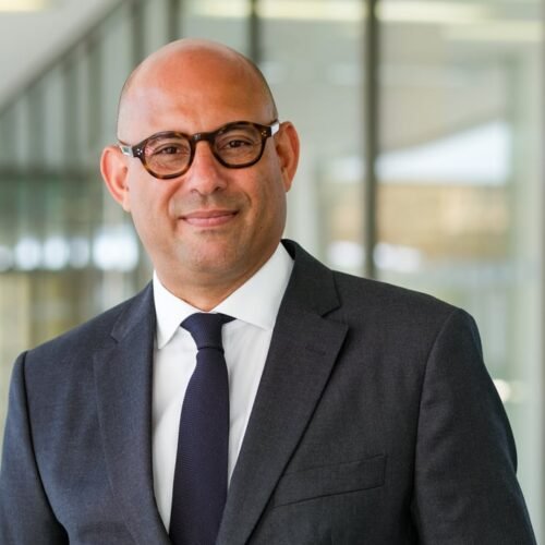 Simon Stiell, jefe de cambio climático de la ONU: “La guerra muestra la necesidad de acelerar la transición hacia las renovables”