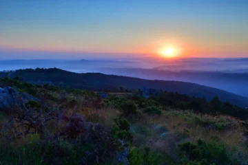 ¿A qué hora amanecerá y anochecerá a partir de este domingo y cuántas horas de luz habrá tras el cambio de hora?