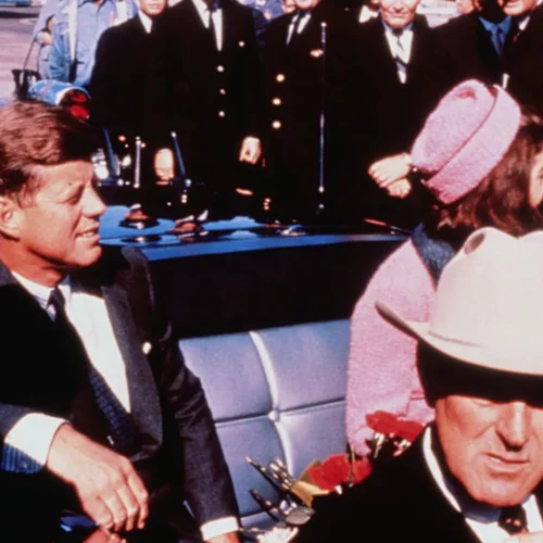 Sale a la luz un documento de la secretaria personal de JFK que apunta a un plan de su propio gobierno para asesinarle