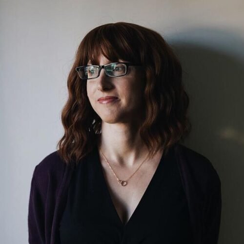 La autora de la exitosa novela La asistenta revela su verdadera identidad tras 23 años en secreto