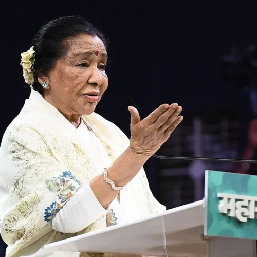 Muere la india Asha Bhosle, la voz de Bollywood y la artista más grabada de la historia