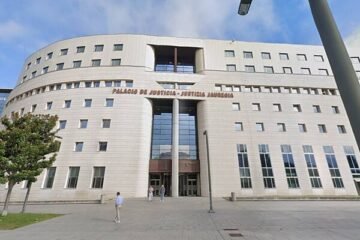 Condenan a 180 años de prisión a un profesor que grabó a 42 mujeres en baños y probadores en Pamplona