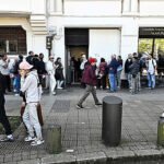 Ocho CCAA del PP batallarán contra la regularización de 500.000 inmigrantes, pero Andalucía se desmarca: «Estamos con la cabeza en las elecciones»