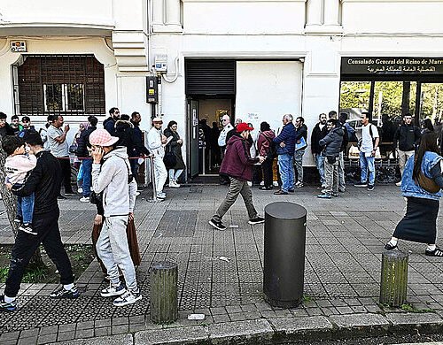 Ocho CCAA del PP batallarán contra la regularización de 500.000 inmigrantes, pero Andalucía se desmarca: «Estamos con la cabeza en las elecciones»