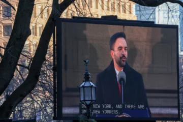 Los bodegueros de Nueva York arremeten contra su alcalde que abre el primer supermercado público