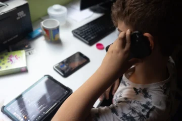 La UE presenta su ‘app’ gratuita para verificar la edad de los menores en las redes y anuncia «tolerancia cero» con las plataformas