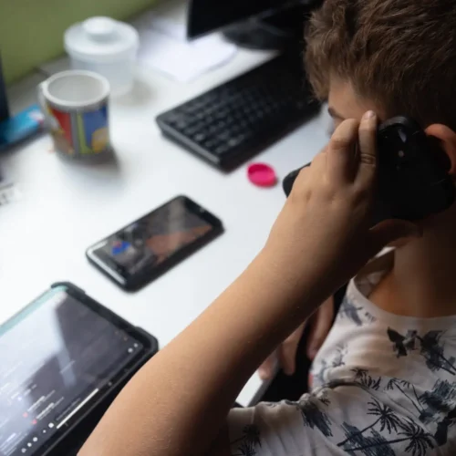 La UE presenta su ‘app’ gratuita para verificar la edad de los menores en las redes y anuncia «tolerancia cero» con las plataformas