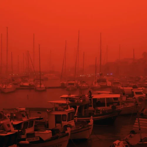 Una virulenta tormenta de polvo africano tiñe de rojo el cielo y las calles de Creta