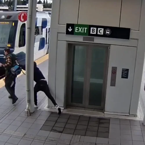 Un hombre intenta empujar a un desconocido a las vías del tren en Seattle