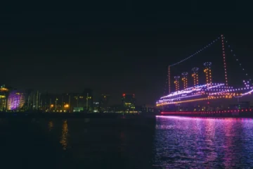 El Titanic vuelve a ‘zarpar’ desde Belfast: cerca de mil drones recrean el barco a escala real en el puerto