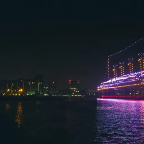 El Titanic vuelve a ‘zarpar’ desde Belfast: cerca de mil drones recrean el barco a escala real en el puerto