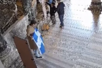 Detienen a dos turistas griegos por mostrar una bandera con el águila bizantina en Santa Sofia de Estambul: «Ortodoxia o muerte»
