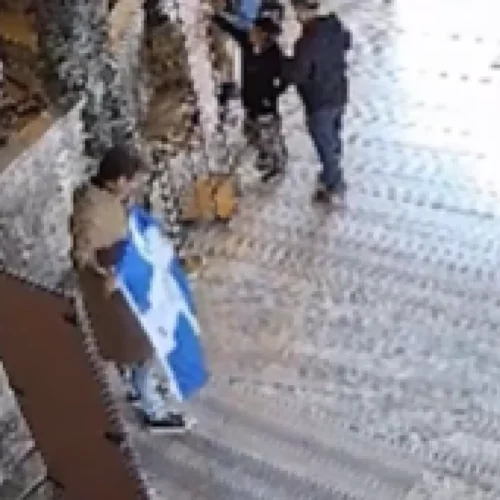 Detienen a dos turistas griegos por mostrar una bandera con el águila bizantina en Santa Sofia de Estambul: «Ortodoxia o muerte»