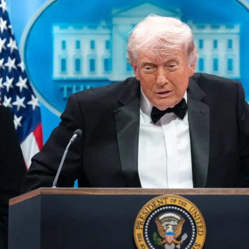 Trump se agarra al ‘rally around the flag’ tras el tiroteo para elevar una popularidad dañada por la guerra, los precios y los roces en MAGA