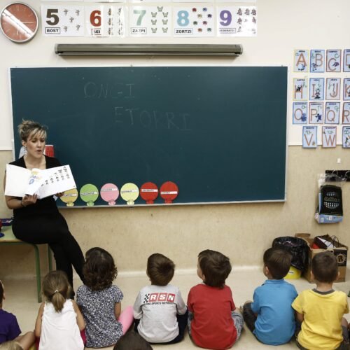 La caída de la natalidad se ceba con los colegios públicos: así lucha Navarra contra el blindaje que protege a la concertada