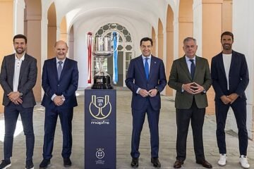 Sevilla abraza la Copa del Rey y Juanma Moreno lo celebra: «Es un motor económico para Andalucía»