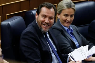 Gritos de «dimisión» a Puente por el accidente de Adamuz: «Si le queda decencia, dimita»