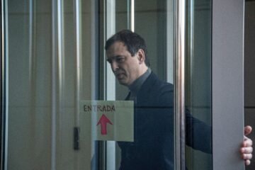 El hermano de Sánchez se sienta en el banquillo arropado por la Fiscalía