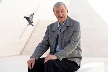 Julian Barnes: «Ningún libro proporciona consuelo ante la muerte»