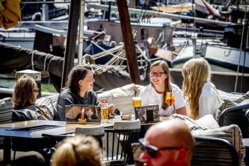El fin del reinado del plástico: el cambio radical que llega a los desayunos, comidas y cenas en los bares y restaurantes en menos de tres meses
