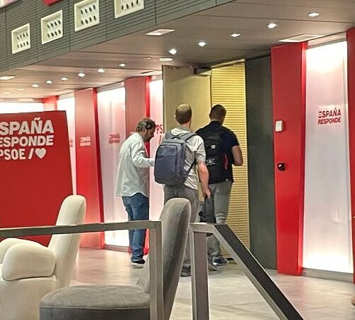 La UCO entra en la sede del PSOE en Ferraz, en directo | Finaliza tras doce horas el registro de la UCO en Ferraz