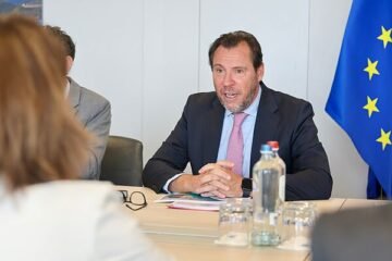 El ministro Puente se esconde de la prensa por partida doble en Bruselas en pleno ‘caso Zapatero’ y registro de Ferraz y se refugia en X