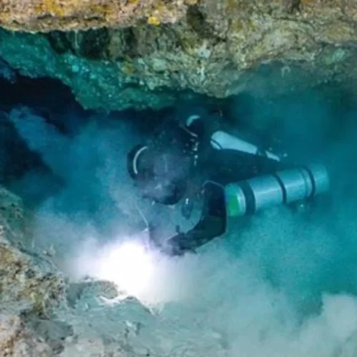 Publican las primeras imágenes del interior de las cuevas de las Maldivas donde murieron cinco buzos italianos