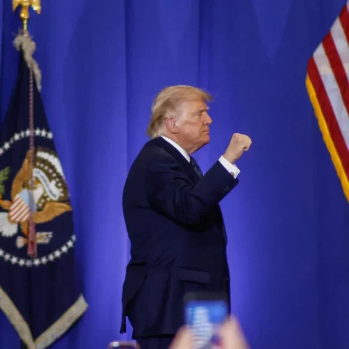 ¿Bombardeo inminente sobre Irán? Trump no va a la boda de su hijo porque ve «importante permanecer en Washington»
