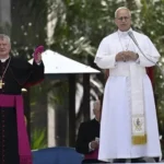 El papa visita un pueblo italiano contaminado y denuncia «oscuros intereses» e impunidad