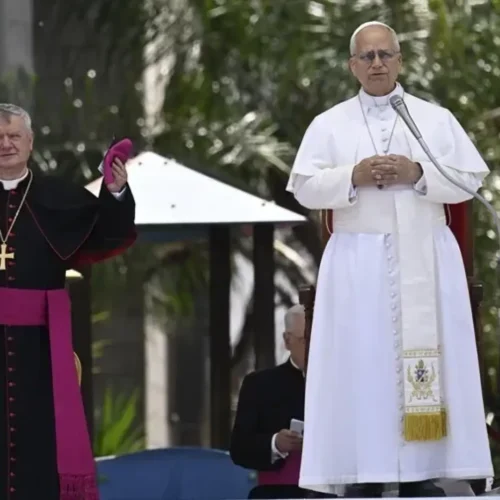 El papa visita un pueblo italiano contaminado y denuncia «oscuros intereses» e impunidad