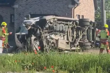 Varios muertos en una colisión entre un minibús escolar y un tren en Bélgica